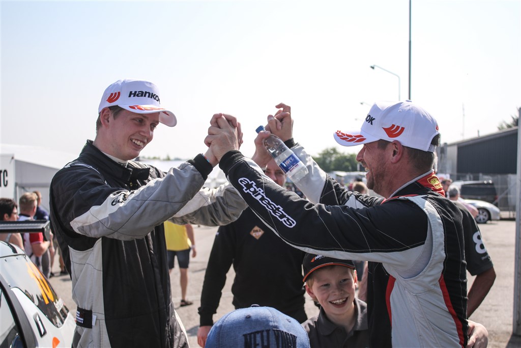 Glæde i paddocken efter Insight Racings Kristian Moe Sætheren og Kenn Bach kørte sig på podiet i sæsonpremieren.
(Foto: Kimersfoto.dk)